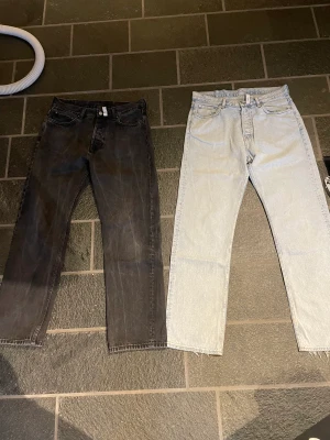 Weekday space jeans - 2 par Weekday Spacejeans (säljer åt min pojkvän) Strl 31/32 på dem ljusa och 32/32 på de svarta. OBS: De ljusa har en lagning på insidan fickan, men det är inget som syns. Ta de 250kr st, eller 400kr för båda. 
