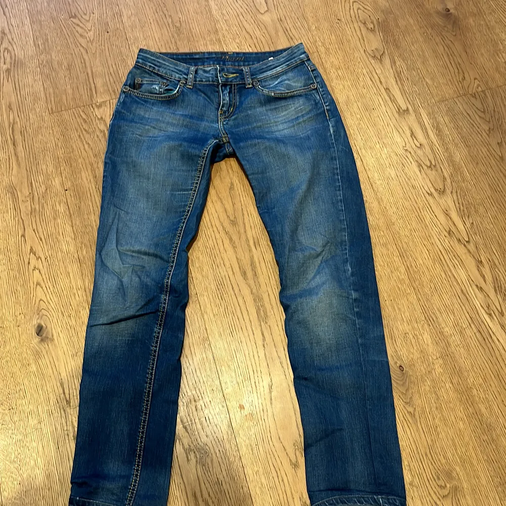 Lågmidjade raka jeans. Sälja pga att de inte användes. De är köpta begagnat på zalando zircle, storlek 27 (som en S). Gratis frakt!!😍. Jeans & Byxor.