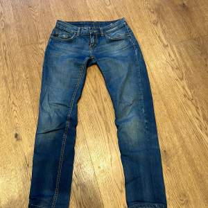 Lågmidjade raka jeans. Sälja pga att de inte användes. De är köpta begagnat på zalando zircle, storlek 27 (som en S). Gratis frakt!!😍