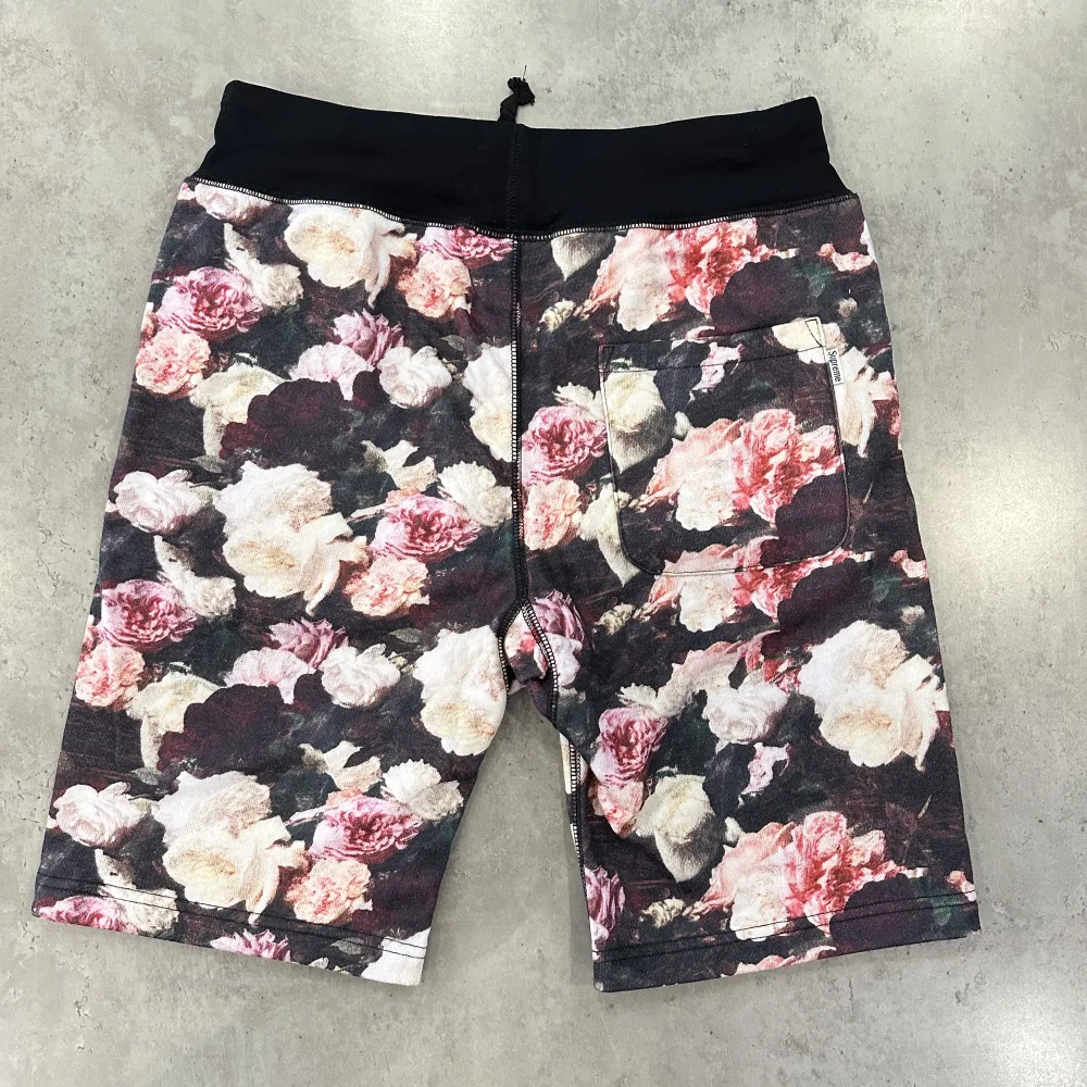 Supreme Flower Shorts Vintage (Äldre än 2010), Väldigt bra skick. Size: M Mjukisshorts . Shorts.
