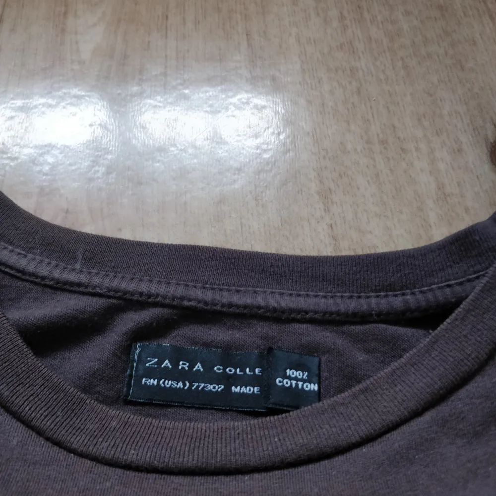 Söt brun t-shirt med tryck som jag köpt second hand, väldigt skönt material. Bra passform och fint skick!❤️. T-shirts.