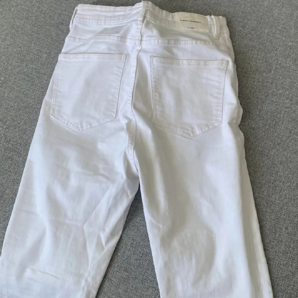 Vita jeans från zara strl 34 i fint skick! 🤎 . Jeans & Byxor.