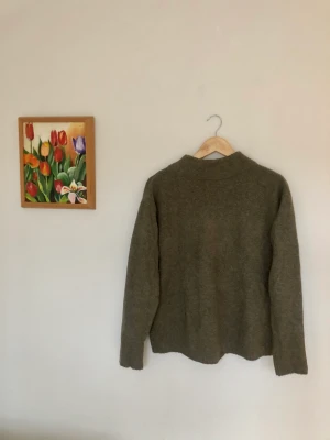 Stickad polotröja - Mysig olivfärgad polotröja från uniqlo. Fint skick och väldigt skön 🐢