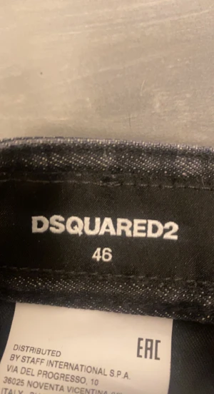 Dsquared2 jeans - Säljer dom för att dom inte passar längre. Nypris 4700kr. Tags och galje finns. Storlek 46 Färg: Black washed (grå) Kan möjligtvis gå ner i pris vid snabb affär