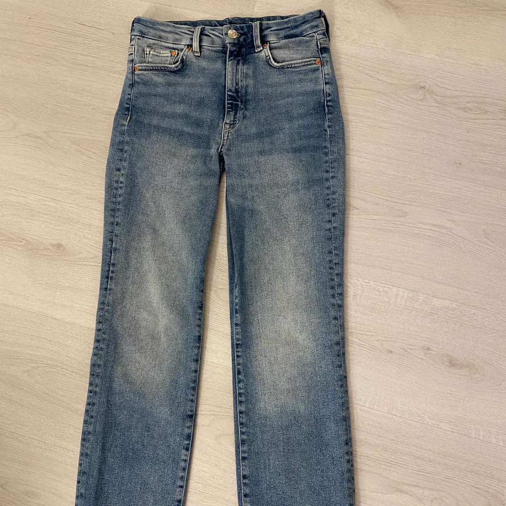 Denim jeans, har själv gjort  dom lågmidjade💕 storlek 36 men skulle mer säga att dom är som en 34. Skriv om ni har några frågor✨💕. Jeans & Byxor.