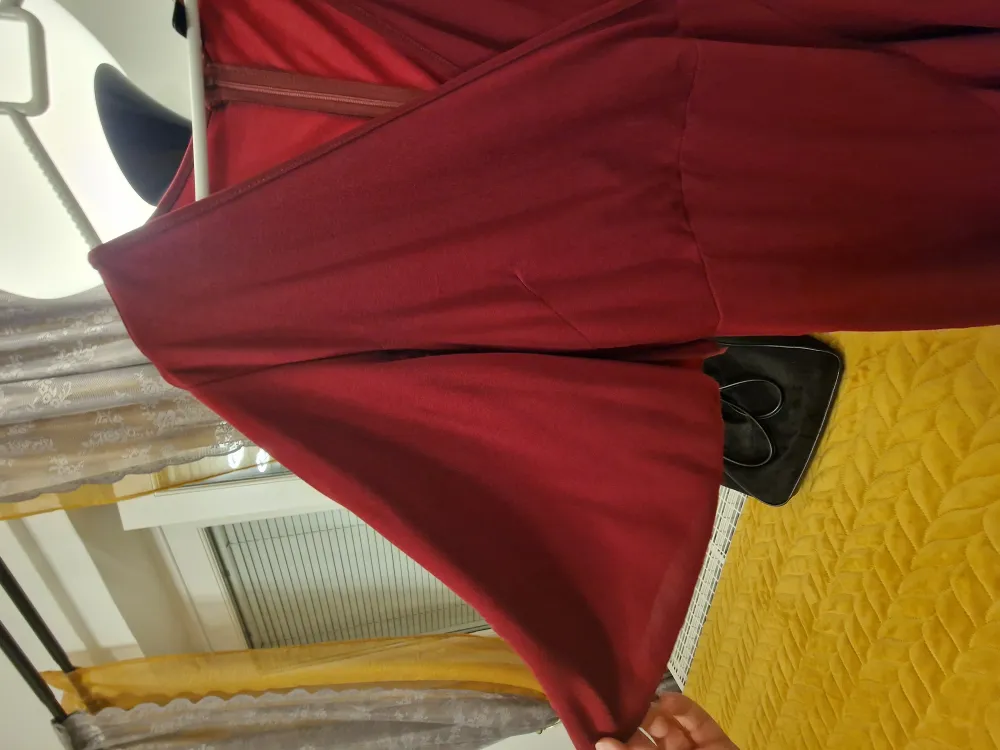 Rödvinn ruffel knälång klänning med cape axlar kort armade. Passar bra med storlek  l/xxl . Använd bara en gång för 3t bara.som nytt . Klänningar.