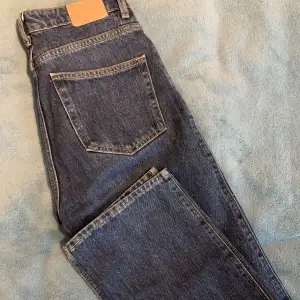 Säljer nu mina mörkblå Rowe jeans från Weekday. Det finns inga defekter på jeansen. Skriv till mig för mer bilder💗
