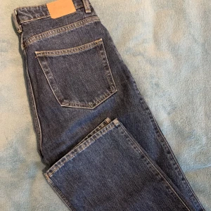 Weekday Rowe Jeans - Säljer nu mina mörkblå Rowe jeans från Weekday. Det finns inga defekter på jeansen. Skriv till mig för mer bilder💗