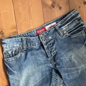 Jättesnygga lågmidjade bootcut jeans, färgen är jättefin och jeansen är storlek w28/l34 (typ en 34/36:a) Jeansen passar mig inte men de är jättefint bootcut och bra lågmidjade, hoppas bilderna gör rättvisa! 