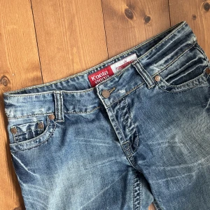Lågmidjade jeans  - Jättesnygga lågmidjade bootcut jeans, färgen är jättefin och jeansen är storlek w28/l34 (typ en 34/36:a) Jeansen passar mig inte men de är jättefint bootcut och bra lågmidjade, hoppas bilderna gör rättvisa! 