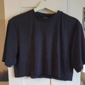Crop top  - En svart crop top från monki i ribbad material. Loose fit. Storlek S 
