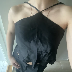 sommartopp  - En svart topp i silke material från Bershka i storlek XS. Köptes i somras men säljer pga aldrig använd. Banden kan justeras. Skri för fler frågor eller bilder:) 