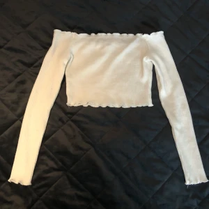 Vit topp från SHEIN st Xs - Vit topp dom är ribbad med fina kant detaljer. Off shoulder modell. Vit i superfint skick. St XS. Användcett fåtal gg.  