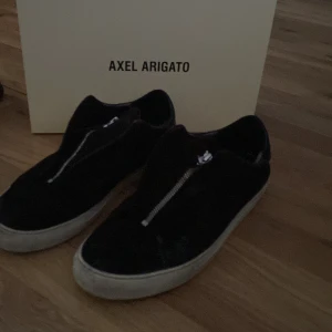 Axel arigato - Skorna är väldigt sköna och snygga! dem är i bra skick och har inga hål!