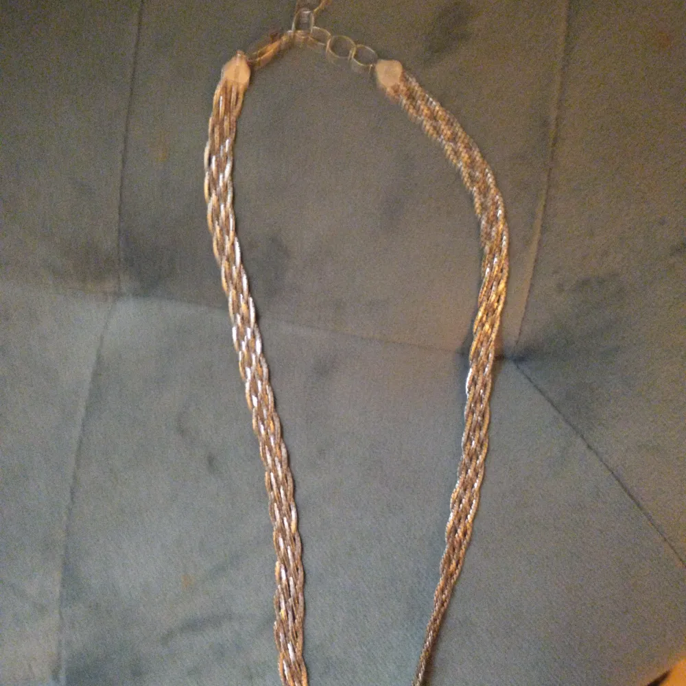 Halsband i äkta silver 925 med stämpel. Längd 42 cm ,vikt 16 gram Kvitto finns och medföljer vid köp . Accessoarer.