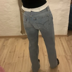 Levis 501 - Så snygga o nästan aldrig använda! Står ingen storlek men uppskattar till 27/29 i midja och 32/34 längd. Är ca 177 lång 