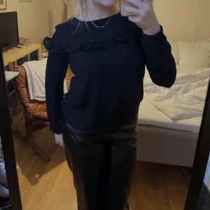 Svart blus ONLY - Superfin blus!
