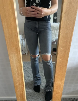 Gråa jeans - Gråa jeans med slits från zara. Köpta dessa förra året och har använt de några gånger men kvaliten är jättebra!💕💕💕💕