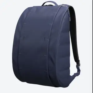 Säljer denna mörkblåa DB ryggsäcken som heter ”Hugger base”  Använd 1 gång men inte mer då jag fick en ny större.  Jättefin väska med mycket småfack och ett stort fack.  Nypris var 1200kr Skriv ett meddelande om du är intresserad😊 Köparen står för frakt🤝