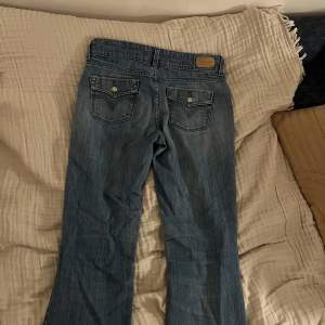 Lågmidjade raka jeans från Levis. Jenssen har coola fickor på baksidan. Jag är 1.78 som referens 