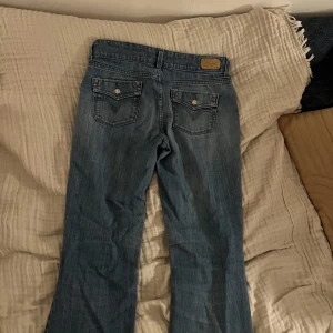 Levis jeans  - Lågmidjade raka jeans från Levis. Jenssen har coola fickor på baksidan. Jag är 1.78 som referens 