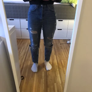 Jeans  - Högmidjade, trasiga jeans från H&M. I bra skick, säljer eftersom att de inte är min stil längre 