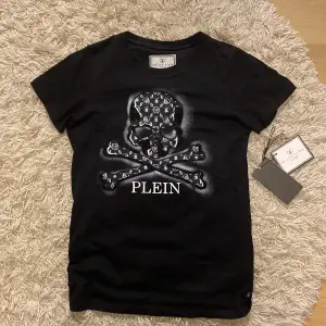 Har blivit för liten för mig men den är i jättebra skick inga rhinestone har lossnat. Har kvar tagsen som ni kan se på sista bilden och den kostade 1000kr ny på kidbrandstore.