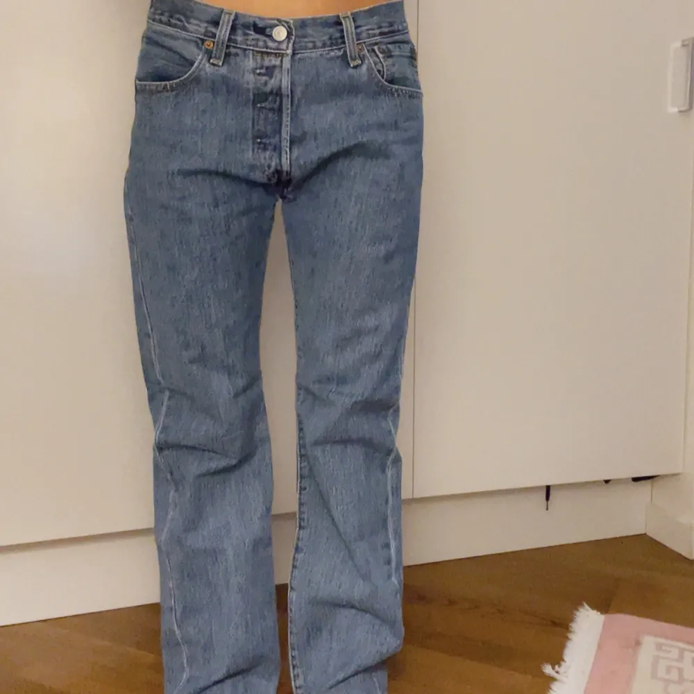 Jeansen är väldigt bra skick, säljer eftersom de inte längre passar. Passar om har storleken 38, ganska lowrise. Jeans & Byxor.