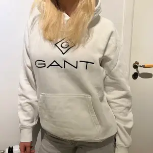 Säljer en skit snygg Gant hoodie som är använd fåtal gånger💙  