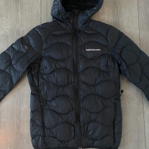 Peak performance jacka  - Svart peak performance jacka i storlek S, den har ett hål som går att se på andra bilden! Priset är lågt på grund av skicket på jackan💕