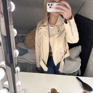Beige skinnjacka  - En jätte fin beige skinnjacka ifrån Zara. Använd några få tillfällen men i fortfarande fint skick inga defekter alls. Storlek L men passar Xs-L eftersom beror på hur man vill att jackan ska sitta.