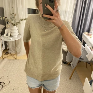 Stickad kortärmad tröja - Säljer denna superfina kortärmade stickade tröjan💖🙌🏼passar till allt!  Gratis frakt!