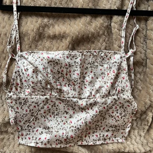 Söt topp - Väldigt söt topp som är öppen i ryggen. Det står storlek M men säljer då den är för liten för mig. Passar någon med mindre bröst.