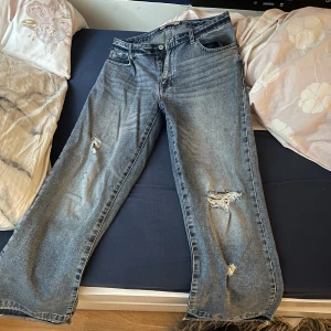 Low rise baggy jeans - Dessa är ett par vintage low rise jeans. Använda ett par gånger men fortfarande i väldigt bra skick. Går ej att köpa i ordinarie butik längre. Köpta för 600. Pris kan diskuteras vid snabba köp