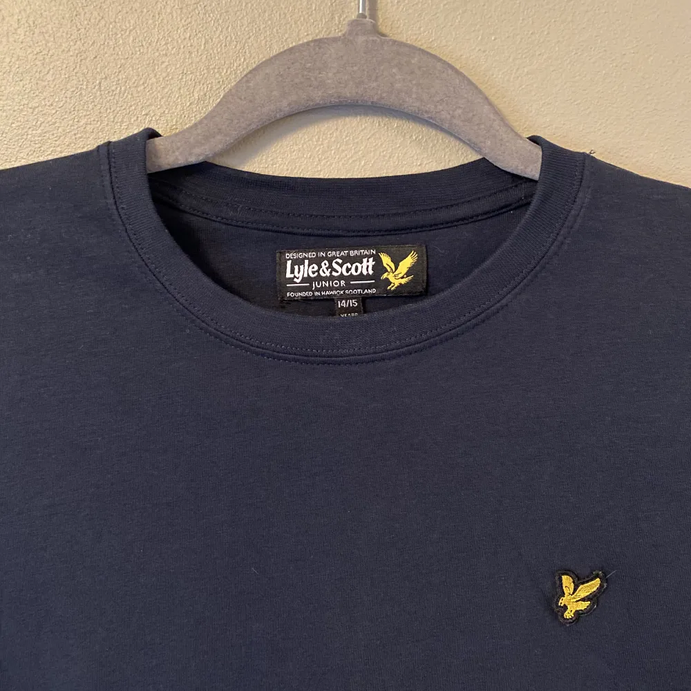 begagnad blå lyle&scott t-shirt  nypris 250:- vid intresse kan fler bilder skickas . T-shirts.