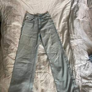 Super fina jeans från weekday, i fint skick! Ord pris: 500kr