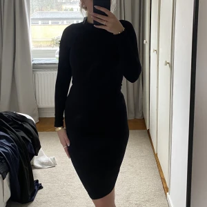  klänning - Svart fin klänning, aldrig använd!🤍