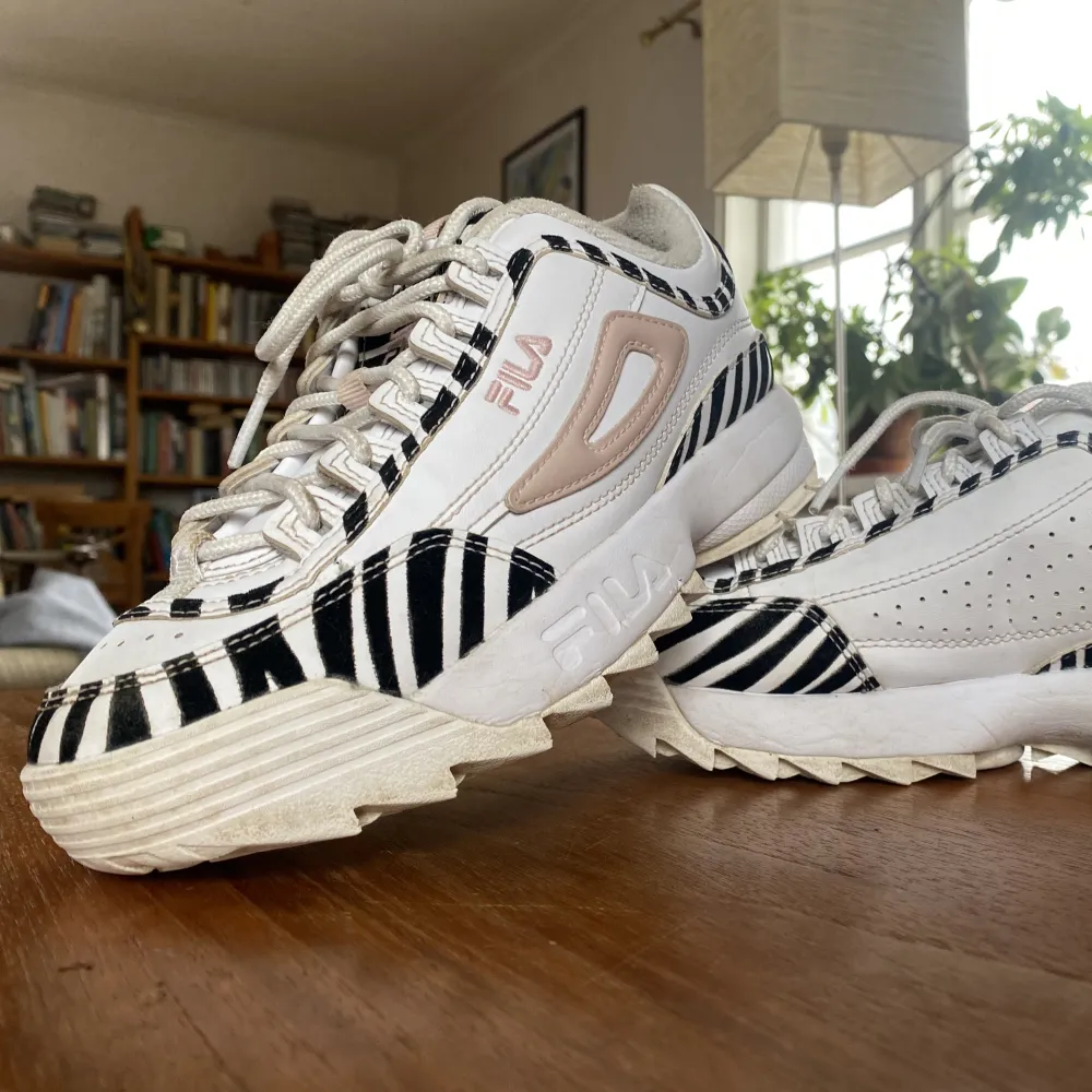 Jättefina fila skor i storlek 35 rena och sparsamt använda inga skador eller fel.☺️☺️. Skor.