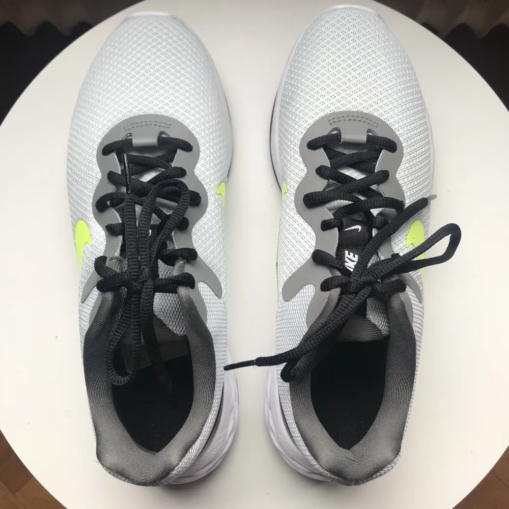 Helt nya lösningskor från Nike.  Storlek 7.5 (40.5) perfekt för löpning eller träning. . Skor.