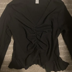 Långärmad svart tröja - Långärmad svart tröja med volanger längst ner. Gratis frakt! 💓