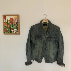 90s jeansjacka  - Jeansjacka från 90-talet 🌸Bra skick och sjukt snygg