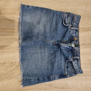 Kort jeanskjol - Kort jeanskjol. Helt oanvänd så mycket fint skick. Säljes pga garderobsrensning.