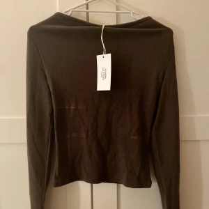 NAKD långärmad - Har lite deo fläckar men går bort i tvätt. Endast testad
