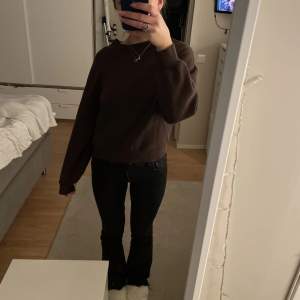 Säljer denna bruna sweatshirt från gina i strl xs, använd några gånger, fint skick. 100kr+frakt❤️‍🔥