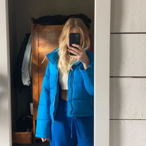 Blå jacka - En fin blå dunjacka i superbra skick från Gina Tricot! Tjockt material och jättefin färg (nypris om du beställer via Zalando 329:-) 💸😎