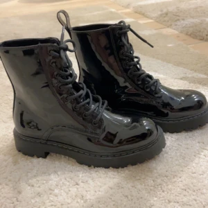 Skor - Aldrig använd  Riktigt fina och Eleganta älskar dom😍men dom är stora för mig🥺 Köpte för 700kr säljer för 500kr