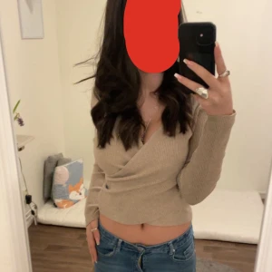 Stickad tröja  - V-ringad tröja köpt från bikbok! Säljer den då jag inte längre får någon användning utav den, använd ca 4-5 gånger så skicket är 10/10. Väldigt stretchigt material! 