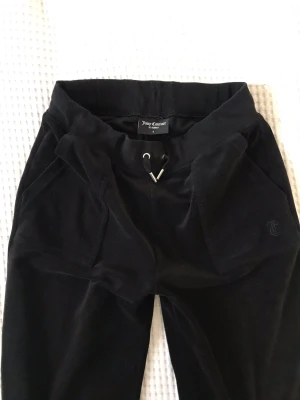 Juicy Couture - Hej! Jag säljer ett par jättefina svarta byxor från Juicy Couture!💕Storlek S!!
