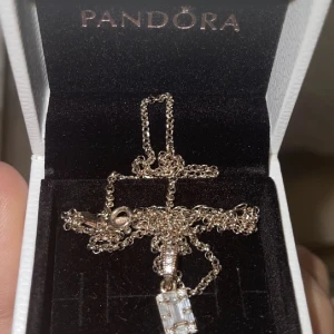 Pandora halsband  - ICE CUBE PANDORA ROSE PENDANT WITH CLEAR CUBIC ZIRCONIA. Halsbandsmycke med kedja