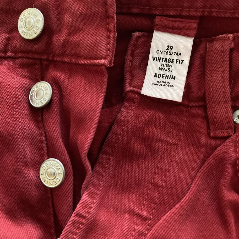 Ett par gamla men knappt använda jeans från HM i fin röd färg. Storlek 29 (tum) . Jeans & Byxor.